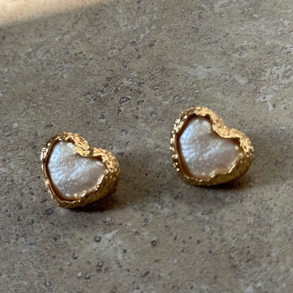 💖4/$30 NEW Gold and Cream Heart Earrings - Picture 3 of 3